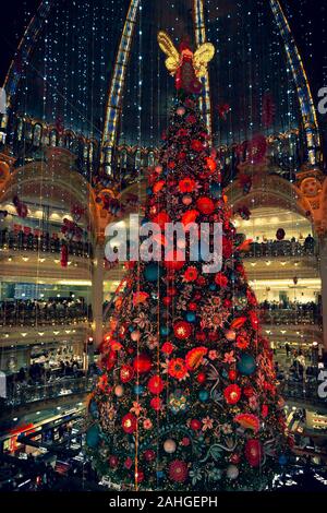 Les Galeries Lafayette les décorations de Noël et nouvel an Décembre 2019 Paris : grand arbre de Noël dans un centre commercial. Très coloré Banque D'Images