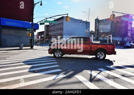 Brooklyn , New York, NY, USA - Le 30 novembre 2019. Street View de transport du trafic et à Brooklyn , New York. Banque D'Images