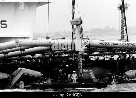 AJAXNETPHOTO. 12ème octobre,1982. SOLENT, ANGLETERRE - TUDOR WRECK - SON ALTESSE ROYALE LE PRINCE CHARLES (EN ROBE BLANCHE À BORD D'EMBARCATIONS D'ASSAUT CENTRE INFÉRIEUR.) inspecte LA DEMEURE FRAGILE DU NAVIRE DE GUERRE MARY ROSE TUDOR COULÉ EN 1545 SECONDES AVANT DE LA PARTIE SUPÉRIEURE DU SUPPORT DE LEVAGE EST effondré, comme il était en train d'être ABAISSÉ SUR UNE BARGE PAR LA barge-grue DORIS HOWARD TOG MOR. PHOTO:COLIN JARMAN/AJAX. REF:CD21207/1/102. SHI HD MARIE ROSE  007. Banque D'Images