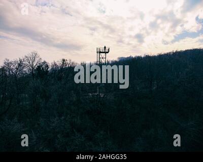 Homme debout sur la plate-forme au-dessus de Samobor utilisé comme point de vue pour observer la ville et les environs, photographié avec drone Banque D'Images