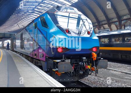 Un moteur de classe 68 68027 ferroviaire exploité par Transpennine Express, vu ici à la gare de York. Banque D'Images