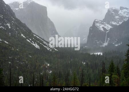 Bridal Veil Falls et vallée de Yosemite en hiver on foggy day Banque D'Images