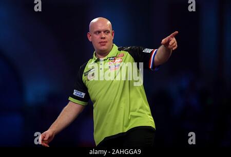 Michael van Gerwen célèbre la victoire lors de la 14 journée de championnat du monde de William Hill à l'Alexandra Palace, Londres. Banque D'Images