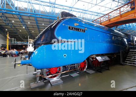 A4 Pacific Mallard 4468 locomotive à vapeur de rupture record de vitesse dans le Grand Hall du Musée National du chemin de fer dans l'État de New York, Yorkshire du Nord. Banque D'Images