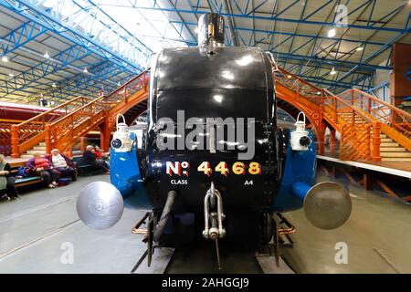 A4 Pacific Mallard 4468 locomotive à vapeur de rupture record de vitesse dans le Grand Hall du Musée National du chemin de fer dans l'État de New York, Yorkshire du Nord. Banque D'Images