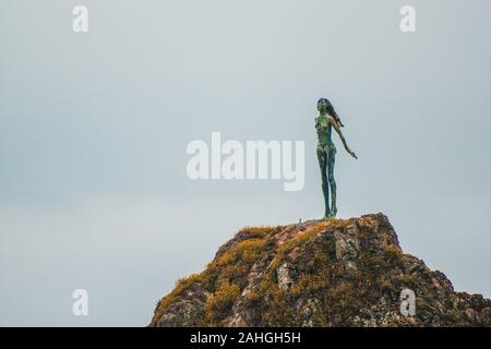 Dame sur le Rock à Whakatāne Chefs, île du Nord, Nouvelle-Zélande Banque D'Images