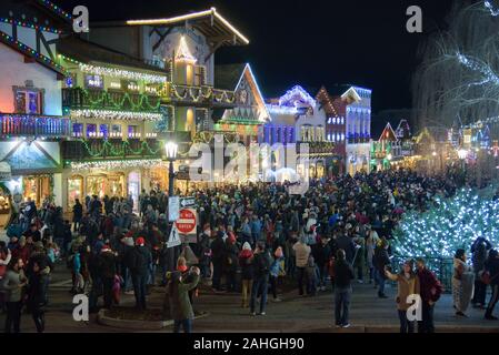 Les foules affluent à l'éclairage de Noël Festival à Leavenworth, WA--un faux-ville bavaroise dans la chaîne des Cascades et une promenade journalière de Seattle. Banque D'Images