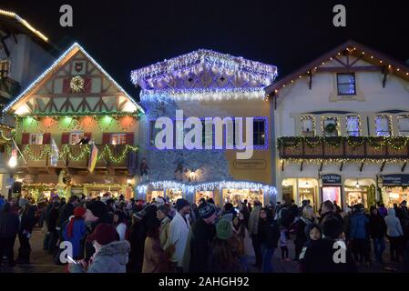 Les foules affluent à l'éclairage de Noël Festival à Leavenworth, WA--un faux-ville bavaroise dans la chaîne des Cascades et une promenade journalière de Seattle. Banque D'Images