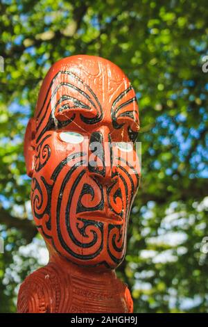 Rotorua, Nouvelle-Zélande - 30 octobre 2016 : totems traditionnel Maori à la porte d'entrée du gouvernement Gardens Banque D'Images