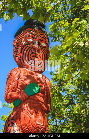 Rotorua, Nouvelle-Zélande - 30 octobre 2016 : totems traditionnel Maori à la porte d'entrée du gouvernement Gardens Banque D'Images