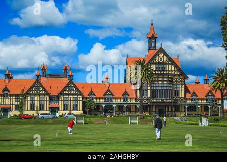 Rotorua, Nouvelle-Zélande - 30 octobre 2016 : vue sur le musée de Rotorua, auparavant, le Bath House, du gouvernement Gardens Banque D'Images