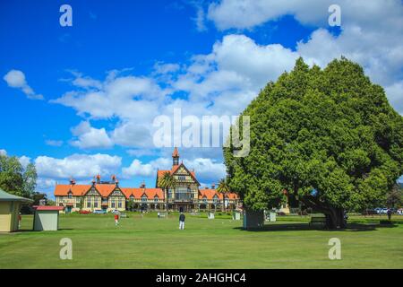 Rotorua, Nouvelle-Zélande - 30 octobre 2016 : vue sur le musée de Rotorua, auparavant, le Bath House, du gouvernement Gardens Banque D'Images