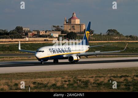 Ryanair Boeing 737-800 avion-jet de passagers (immatriculé à Malta Air) atterrissant sur la piste après un vol à petit budget vers Malte. Voyage aérien dans l'UE. Banque D'Images