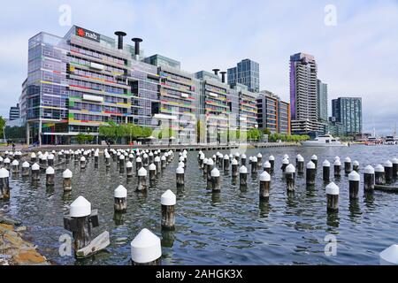 MELBOURNE, AUSTRALIE - 15 JUL 2019- Vue du bord de l'eau modernes bâtiments dans le quartier des docks de Melbourne, Victoria, Australie. Banque D'Images