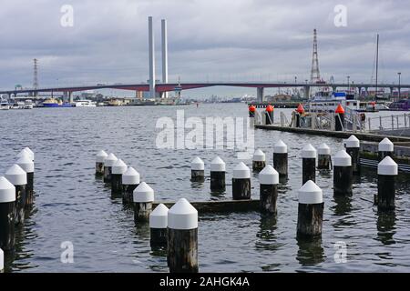 MELBOURNE, AUSTRALIE - 15 JUL 2019- Vue du bord de l'eau modernes bâtiments dans le quartier des docks de Melbourne, Victoria, Australie. Banque D'Images