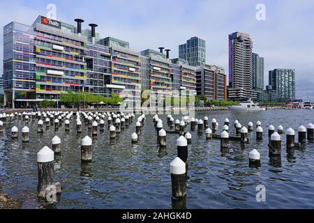 MELBOURNE, AUSTRALIE - 15 JUL 2019- Vue du bord de l'eau modernes bâtiments dans le quartier des docks de Melbourne, Victoria, Australie. Banque D'Images