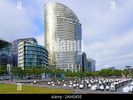 MELBOURNE, AUSTRALIE - 15 JUL 2019- Vue du bord de l'eau modernes bâtiments dans le quartier des docks de Melbourne, Victoria, Australie. Banque D'Images