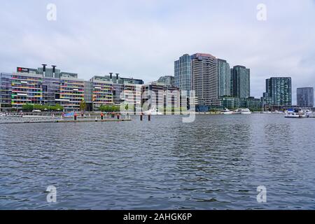 MELBOURNE, AUSTRALIE - 15 JUL 2019- Vue du bord de l'eau modernes bâtiments dans le quartier des docks de Melbourne, Victoria, Australie. Banque D'Images