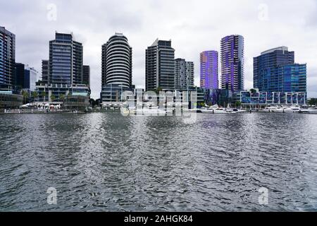 MELBOURNE, AUSTRALIE - 15 JUL 2019- Vue du bord de l'eau modernes bâtiments dans le quartier des docks de Melbourne, Victoria, Australie. Banque D'Images