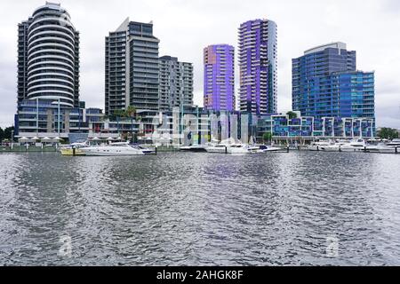 MELBOURNE, AUSTRALIE - 15 JUL 2019- Vue du bord de l'eau modernes bâtiments dans le quartier des docks de Melbourne, Victoria, Australie. Banque D'Images