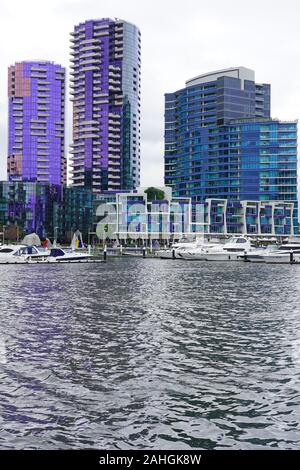 MELBOURNE, AUSTRALIE - 15 JUL 2019- Vue du bord de l'eau modernes bâtiments dans le quartier des docks de Melbourne, Victoria, Australie. Banque D'Images