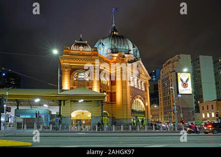 MELBOURNE, AUSTRALIE - 17 JUL 2019- vue de la nuit de la gare de Flinders Street, la plus grande gare desservant la région de Melbourne. Le landma Banque D'Images