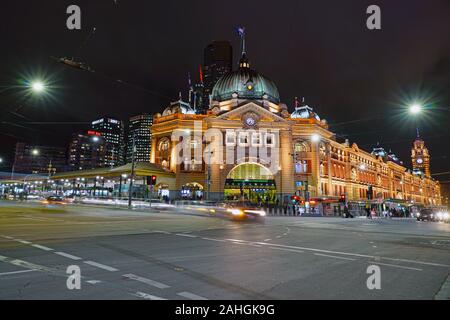 MELBOURNE, AUSTRALIE - 17 JUL 2019- vue de la nuit de la gare de Flinders Street, la plus grande gare desservant la région de Melbourne. Le landma Banque D'Images