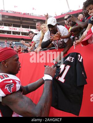 29 décembre 2019 : Atlanta Falcons receveur Julio Jones (11) signe un jersey pour les fans après le match de la NFL entre les Falcons d'Atlanta et les Tampa Bay Buccaneers tenue au Raymond James Stadium de Tampa, Floride. Les Falcons d'Atlanta défait les Tampa Bay Buccaneers en prolongation 28-22. Andrew J. Kramer/CSM Banque D'Images