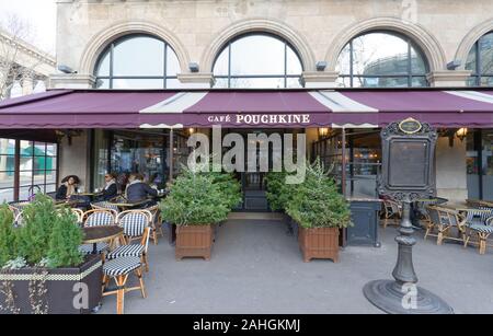 Le café restaurant franco-russe Pouchkine Décorées pour Noël. Il situé place de la Madeleine à Paris, France. Banque D'Images