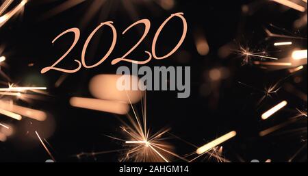 Bonne Année 2020 VOEUX Carte de souhaits avec firework sparkles en fond noir Banque D'Images