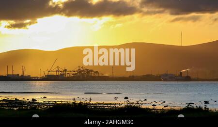 Ciel du soir sur Belfast et son port alors que le soleil se couche sur la Belfast collines derrière le port de Belfast et Belfast Lough, à la fin d'octobre. Banque D'Images