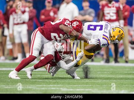 28 décembre 2019 : LSU large terrasse récepteur Marshall fils (6) exécute la balle comme Oklahoma humains poursuivre au cours de NCAA Football action de jeu entre l'Oklahoma Sooners et la LSU Tigers au stade Mercedes-Benz à Atlanta, Géorgie. Défait LSU Oklahoma 63-28. John Mersits/CSM Banque D'Images