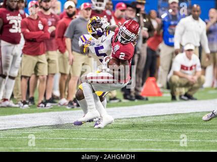 28 décembre 2019 : Texas wide receiver michelf Lamb (2) s'exécute avec la balle comme la sécurité de la LSU Kary Vincent Jr. (5) poursuit en NCAA Football action de jeu entre l'Oklahoma Sooners et la LSU Tigers au stade Mercedes-Benz à Atlanta, Géorgie. Défait LSU Oklahoma 63-28. John Mersits/CSM Banque D'Images