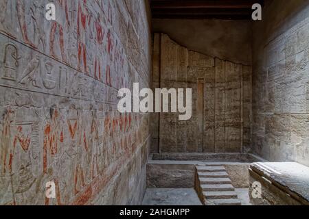 La fausse porte de stela sur le mur ouest dans le La tombe de la mastaba de Kagemni Banque D'Images