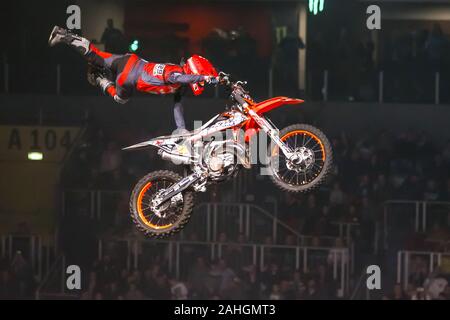 Zagreb, Croatie - 28 décembre 2019 : pilote moto FMX effectuer sur les Maîtres de la Terre Total Freestyle Tour 2019 - freestyle motocross show. Banque D'Images