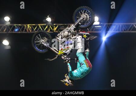 Zagreb, Croatie - 28 décembre 2019 : pilote moto FMX effectuer sur les Maîtres de la Terre Total Freestyle Tour 2019 - freestyle motocross show. Banque D'Images