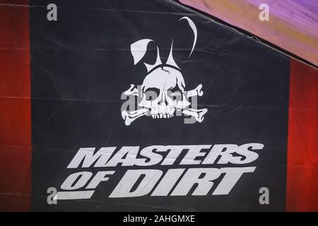 Zagreb, Croatie - 28 décembre 2019 : Masters of Dirt logo sur la rampe des maîtres de la Terre Total Freestyle Tour 2019 - freestyle motocross show. Banque D'Images