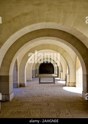 Cloître à l'entrée du cimetière d'El Alamein l inscription sur le cloître records que ces hommes de tous les services "tourné la marée de la guerre" Banque D'Images