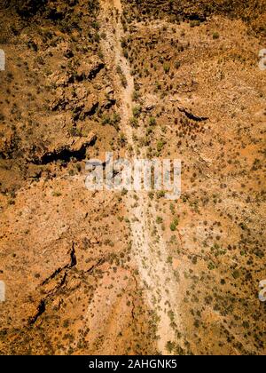 Le lit du ruisseau à sec à Redbank Gorge, dans les West MacDonnell Ranges, Territoire du Nord, Australie Banque D'Images