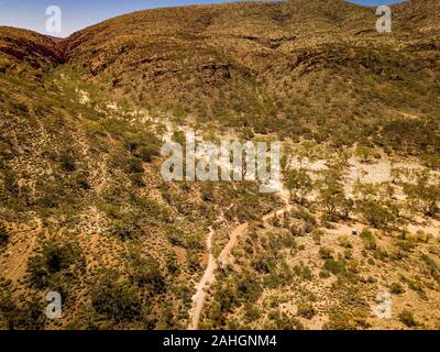 La piste de marche qui mène à la maison abandonnée à Redbank Gorge, dans les West MacDonnell Ranges, Territoire du Nord, Australie Banque D'Images