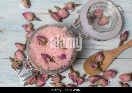 Spa maison de sels de bain rose sur un fond en bois clair. Les cosmétiques et la médecine naturelle Banque D'Images