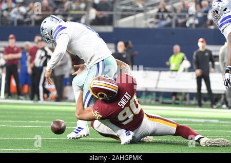 Arlington, États-Unis. Dec 29, 2019. Le quart-arrière des Cowboys de Dallas Dak Prescott (4) comme il est demandé aux fumbles par Washington Redskins secondeur Montez la sueur (90) dans la première moitié de leur jeu NFL à AT&T Stadium à Arlington, Texas le Dimanche, Décembre 29, 2019. Photo par Ian Halperin/UPI UPI : Crédit/Alamy Live News Banque D'Images