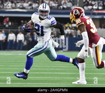 Arlington, États-Unis. Dec 29, 2019. Cowboys de Dallas running back Ézéchiel Elliott (21) tente d'échapper aux Redskins de Washington arrière défensif Kayvon Webster (38) lors de leur match de la NFL à AT&T Stadium à Arlington, Texas le Dimanche, Décembre 29, 2019. Photo par Ian Halperin/UPI UPI : Crédit/Alamy Live News Banque D'Images