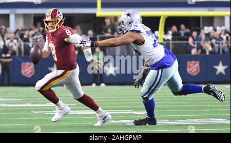 Arlington, États-Unis. Dec 29, 2019. Redskins de Washington quarterback cas Keenum (8) Dallas Cowboys elides défensive fin Michael Bennett (79) lors de leur match de la NFL à AT&T Stadium à Arlington, Texas le Dimanche, Décembre 29, 2019. Photo par Ian Halperin/UPI UPI : Crédit/Alamy Live News Banque D'Images