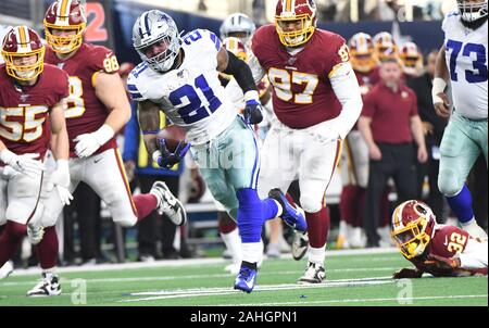 Arlington, États-Unis. Dec 29, 2019. Cowboys de Dallas running back Ézéchiel Elliott (21) scores sur 33 verges l'exécution sur les Redskins de Washington durant leur match de la NFL à AT&T Stadium à Arlington, Texas le Dimanche, Décembre 29, 2019. Photo par Ian Halperin/UPI UPI : Crédit/Alamy Live News Banque D'Images