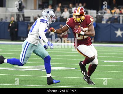 Arlington, États-Unis. Dec 29, 2019. Redskins de Washington tight end Jeremy Saupoudrer (87) bras raide Cowboys de Dallas Jeff Heath pendant leur match de la NFL à AT&T Stadium à Arlington, Texas le Dimanche, Décembre 29, 2019. Photo par Ian Halperin/UPI UPI : Crédit/Alamy Live News Banque D'Images