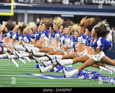 Arlington, États-Unis. Dec 29, 2019. Les Dallas Cowboys Cheerleaders effectuer lors d'un match de la NFL à AT&T Stadium à Arlington, Texas le Dimanche, Décembre 29, 2019. Photo par Ian Halperin/UPI UPI : Crédit/Alamy Live News Banque D'Images