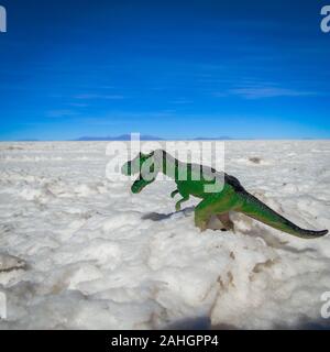 Peluche dinosaure dans Salar de Uyuni Banque D'Images