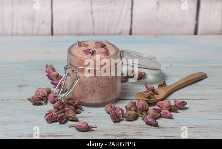 Spa maison de sels de bain rose sur un fond en bois clair. Les cosmétiques et la médecine naturelle Banque D'Images