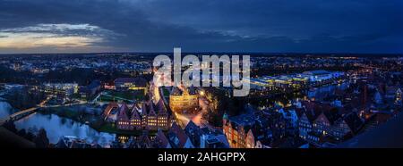 Luebeck, Allemagne - 17 décembre 2019 : panorama vue nocturne de la ville illuminée de Luebeck en hiver avec l'Holstentor, Salzspeicher historique Banque D'Images
